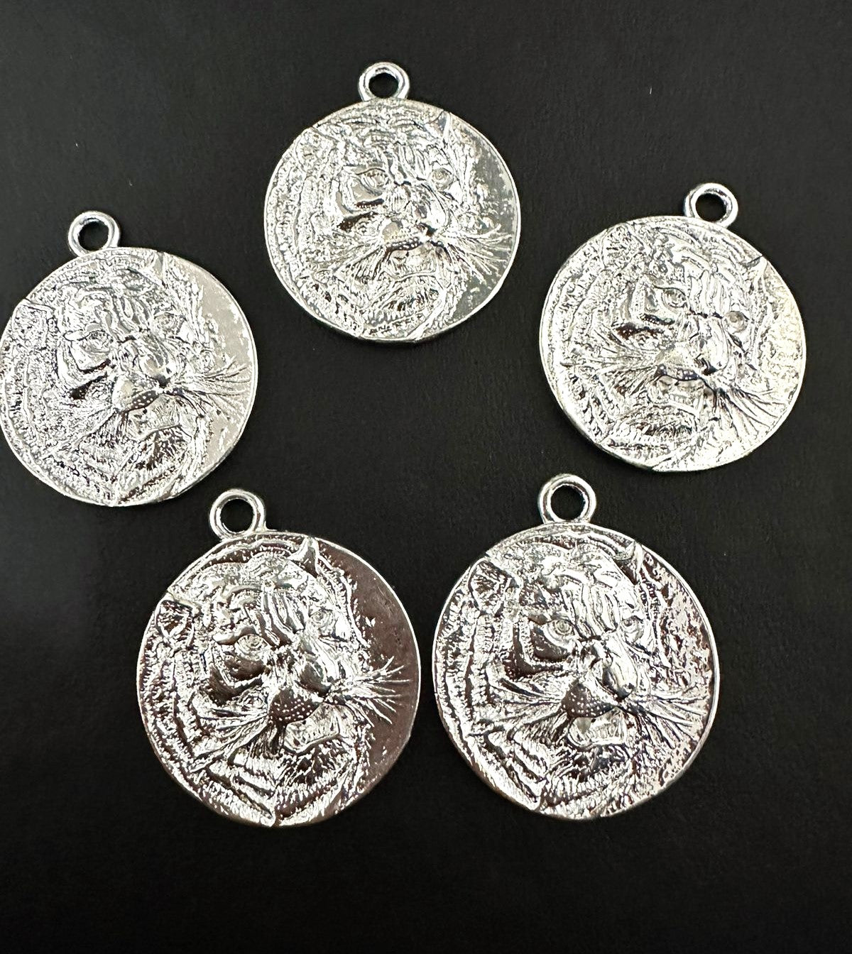 MEDALLA CARA DE TIGRE PLATEADO