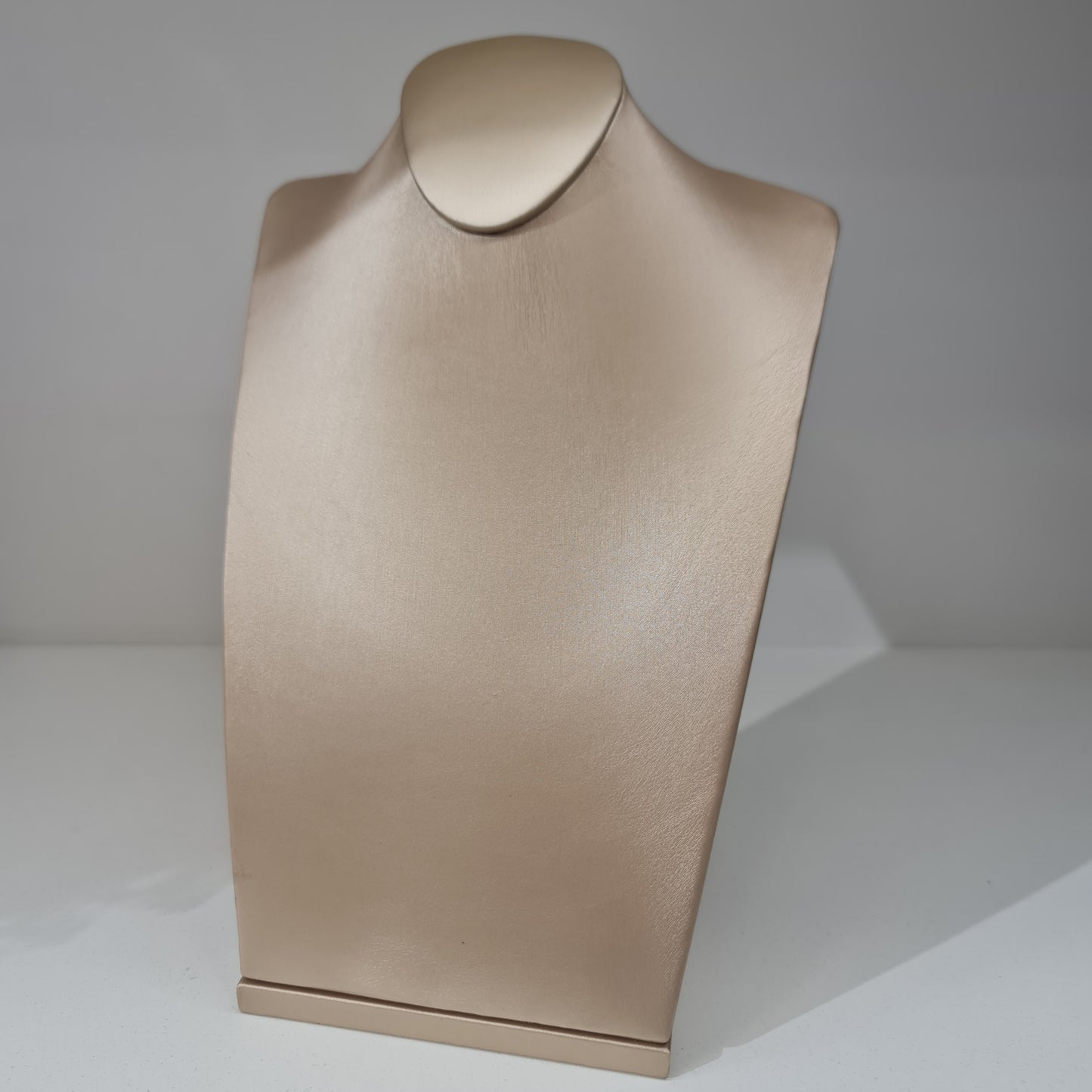 EXHIBIDOR CUELLO DORADO - G