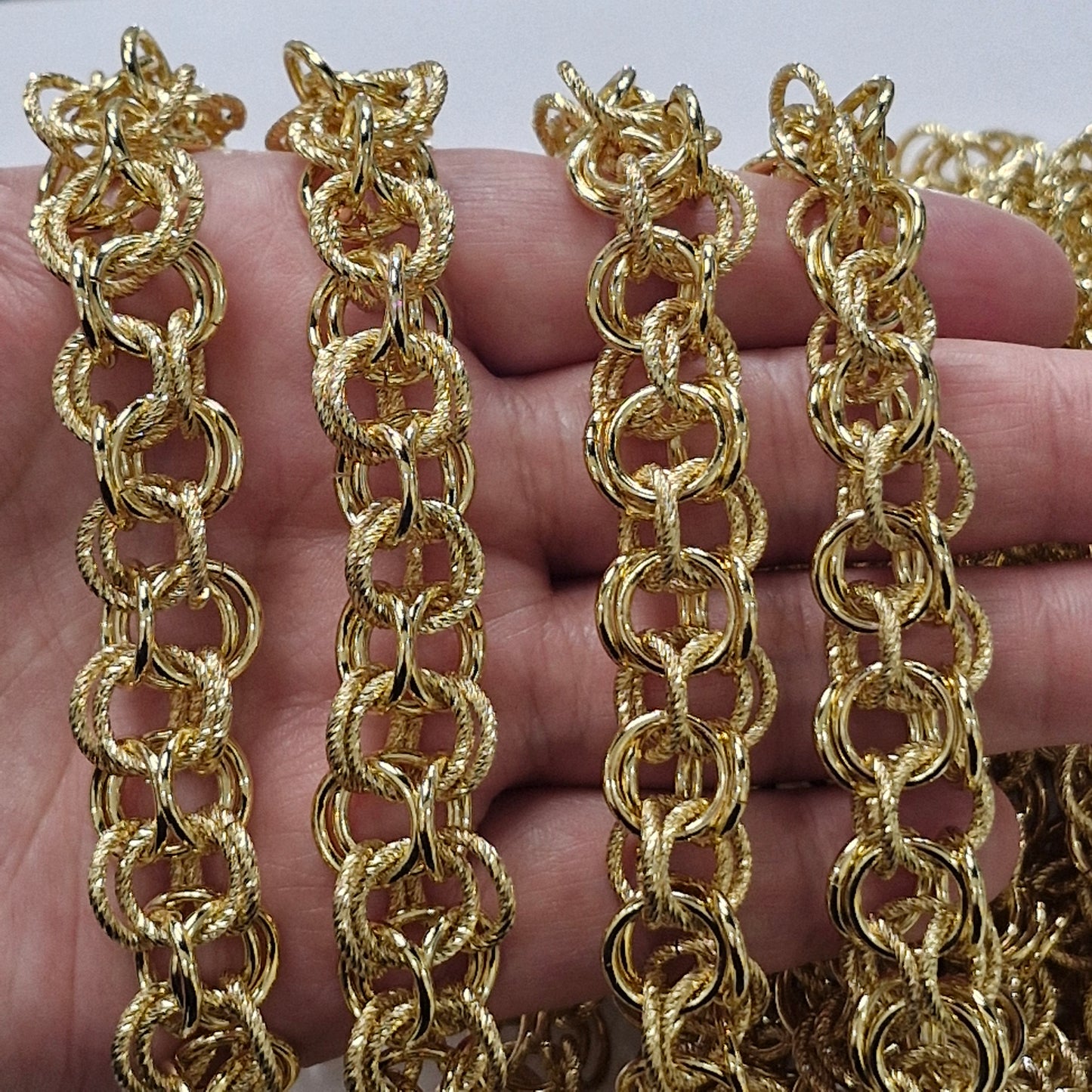 Cadena dorada eslabon entrelazados circulares