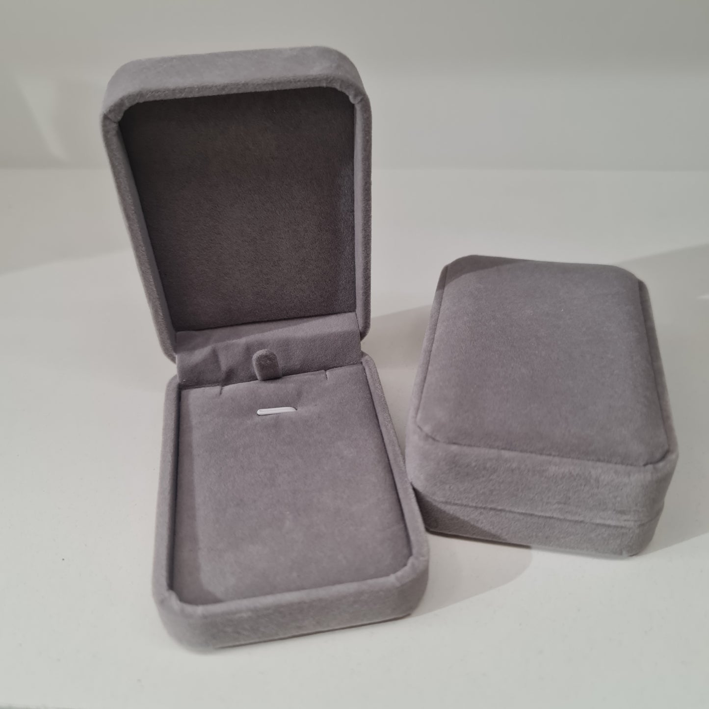 CAJA PENDIENTES TERCIOPELO GRIS