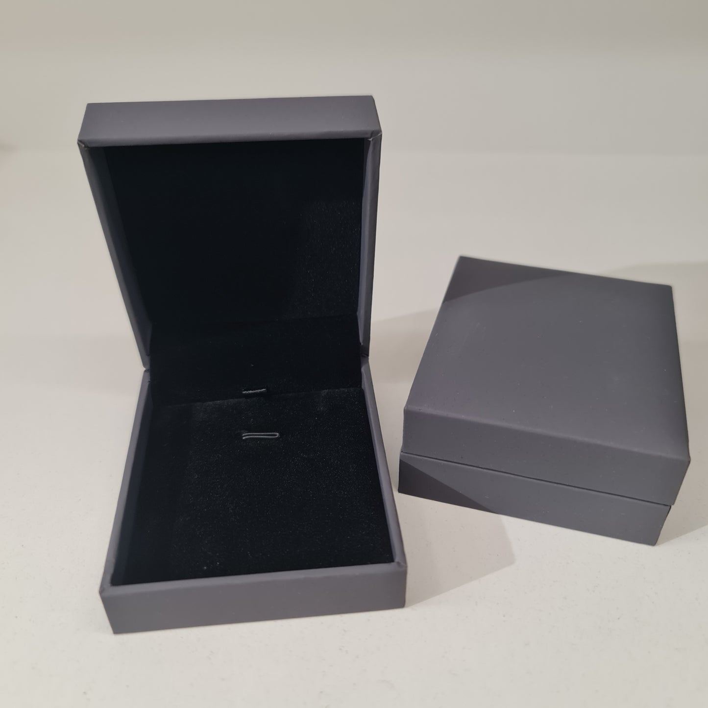 CAJA PENDIENTES GRIS