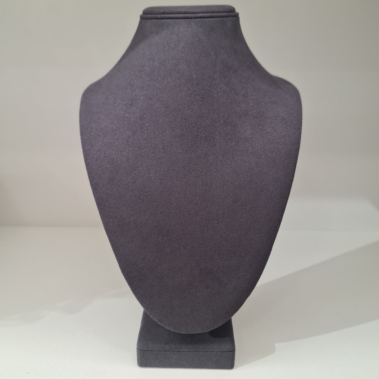 EXHIBIDOR CUELLO GRIS
