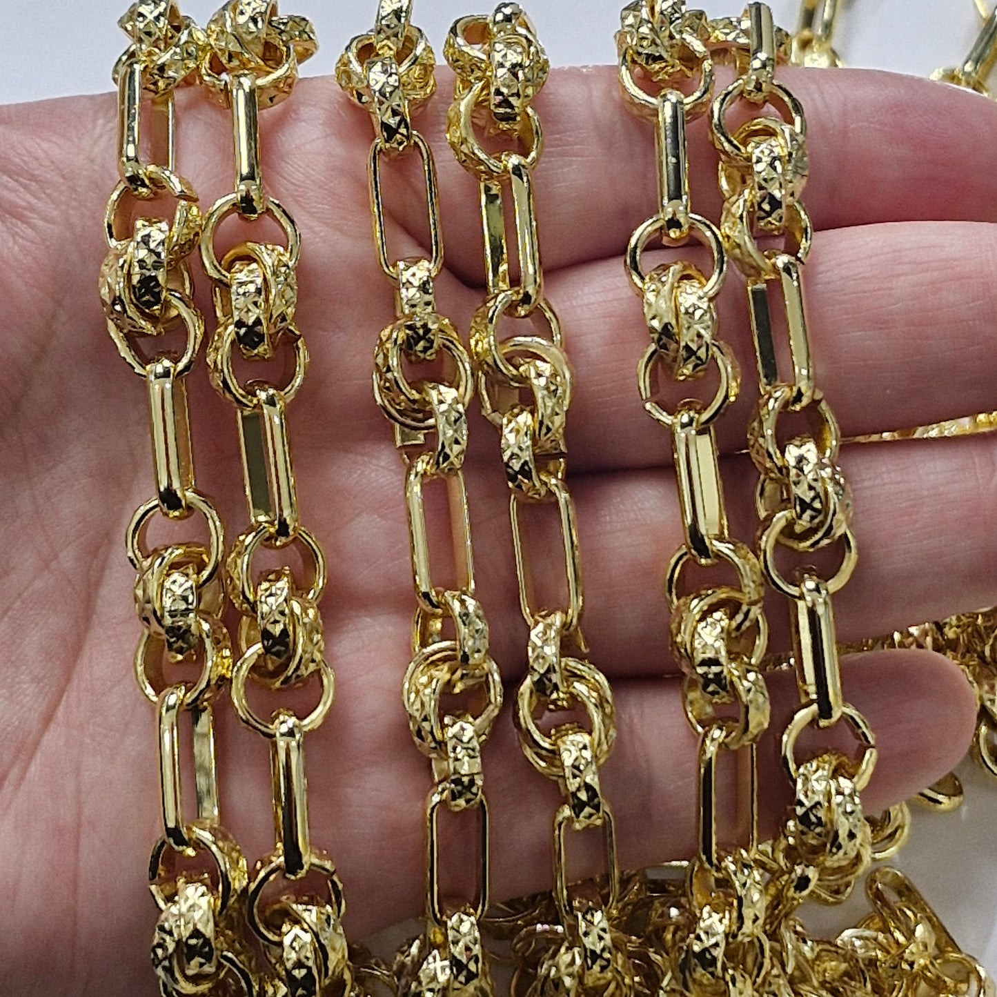 Cadena Dorada Eslabón Ovalado y nudos