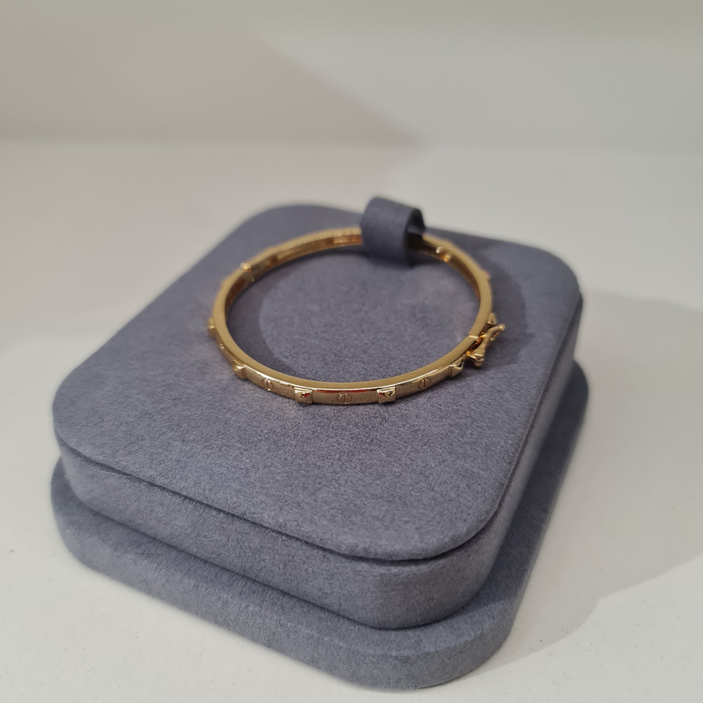 EXHIBIDOR ESCLAVA GRIS