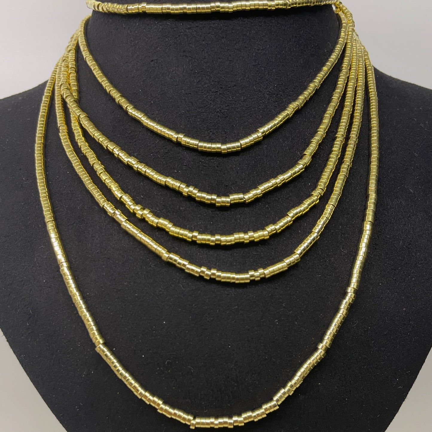 CAMO01- COLLAR MOSTACILLA TUBO 120 CM DORADO