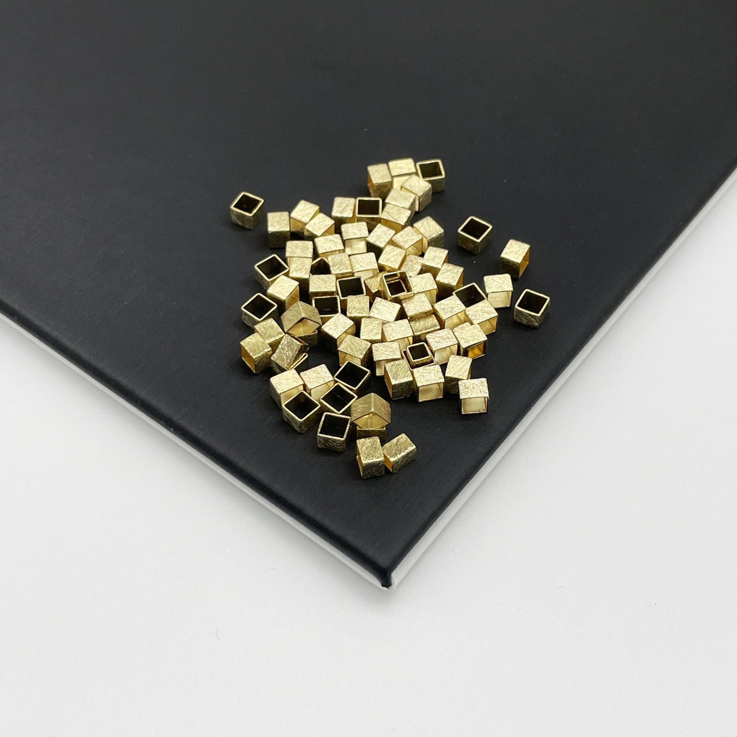 MOSTACILLA CUADRADA LIJADA 4 x 3 MM DORADAS