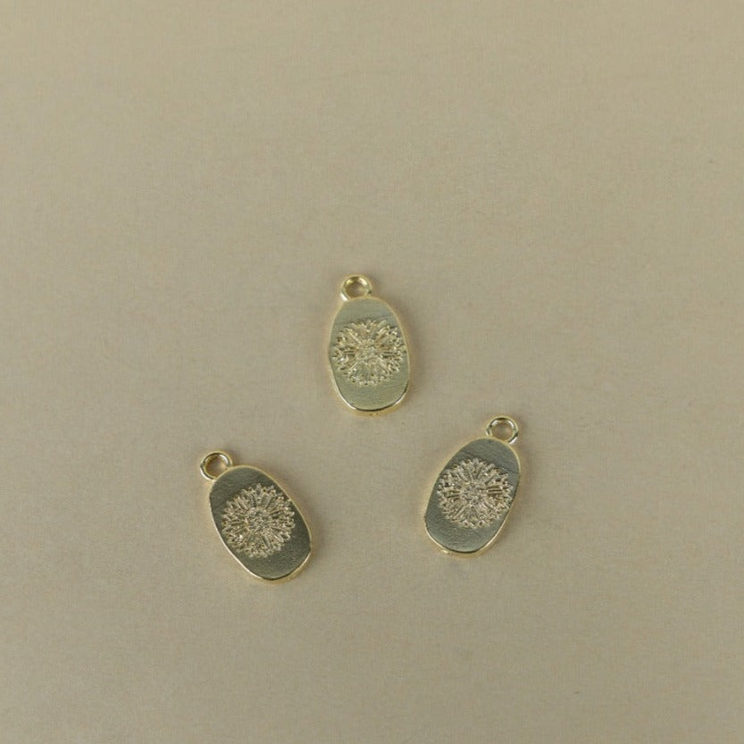 Medallas arboles y flores doradas