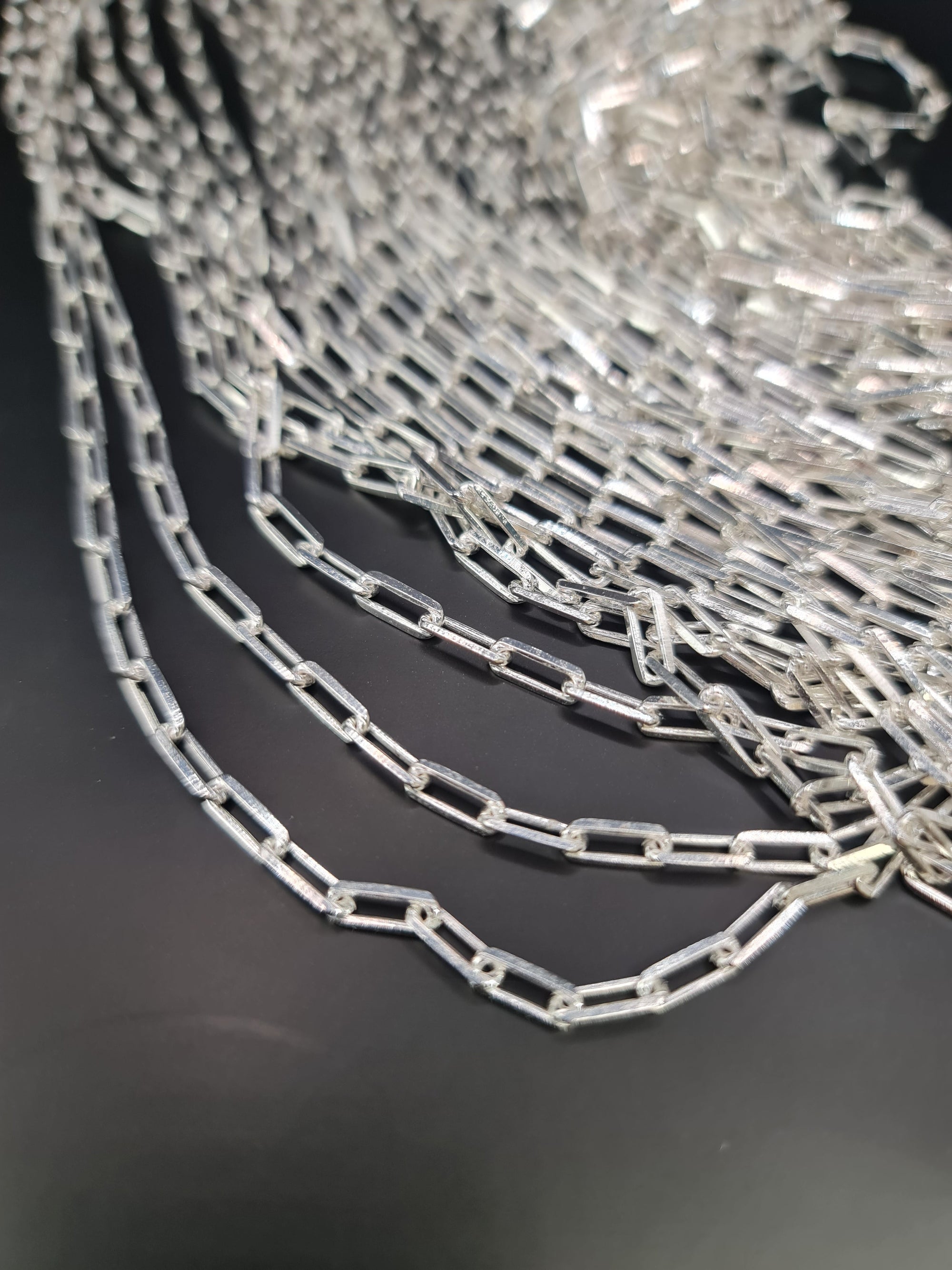 cadenas plateadas por metro