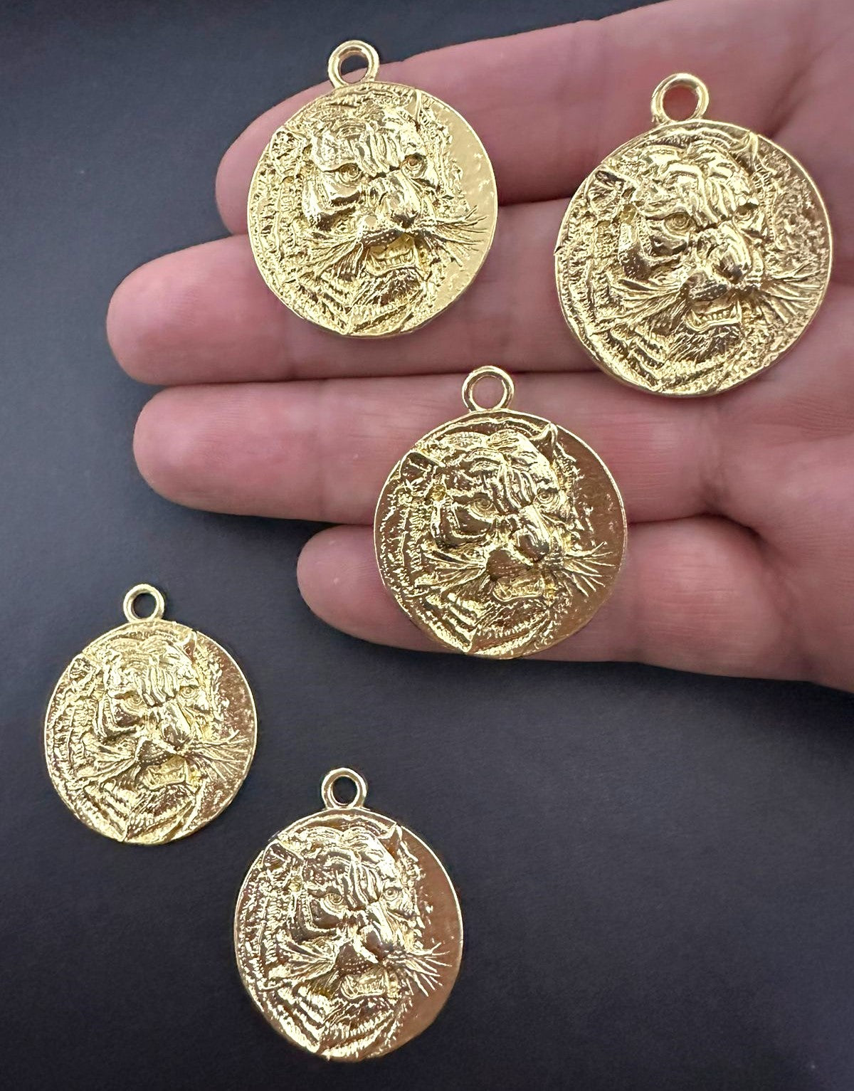 MEDALLA CARA TIGRE DORADO