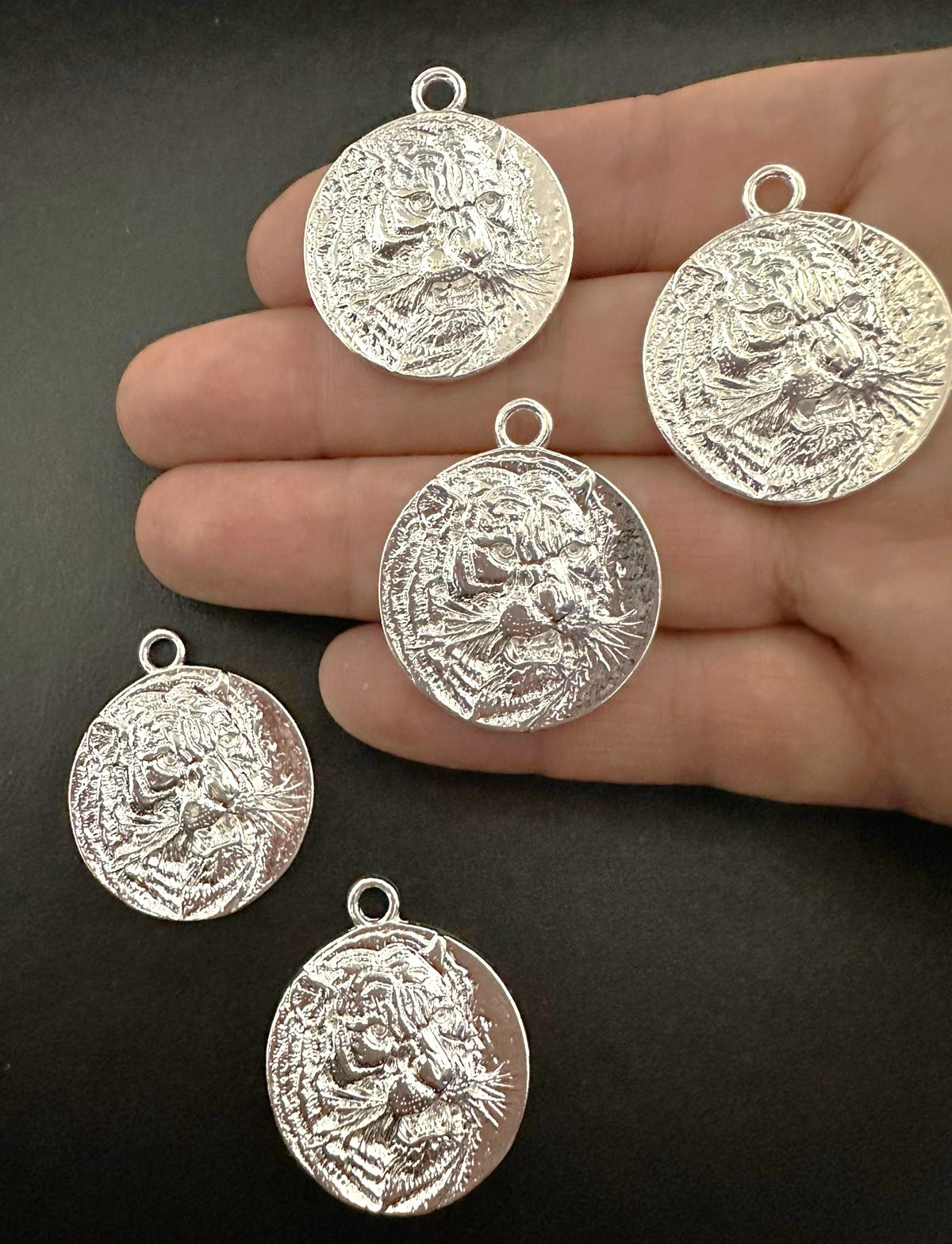 MEDALLA CARA DE TIGRE PLATEADO