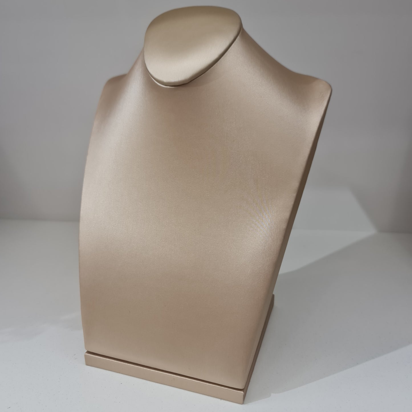 EXHIBIDOR CUELLO DORADO -P