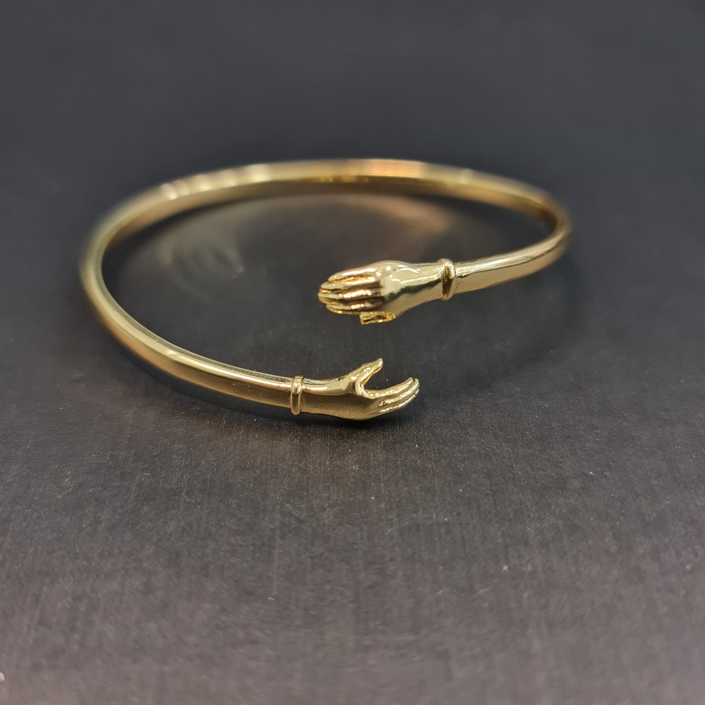 ESC.MANOS ORO