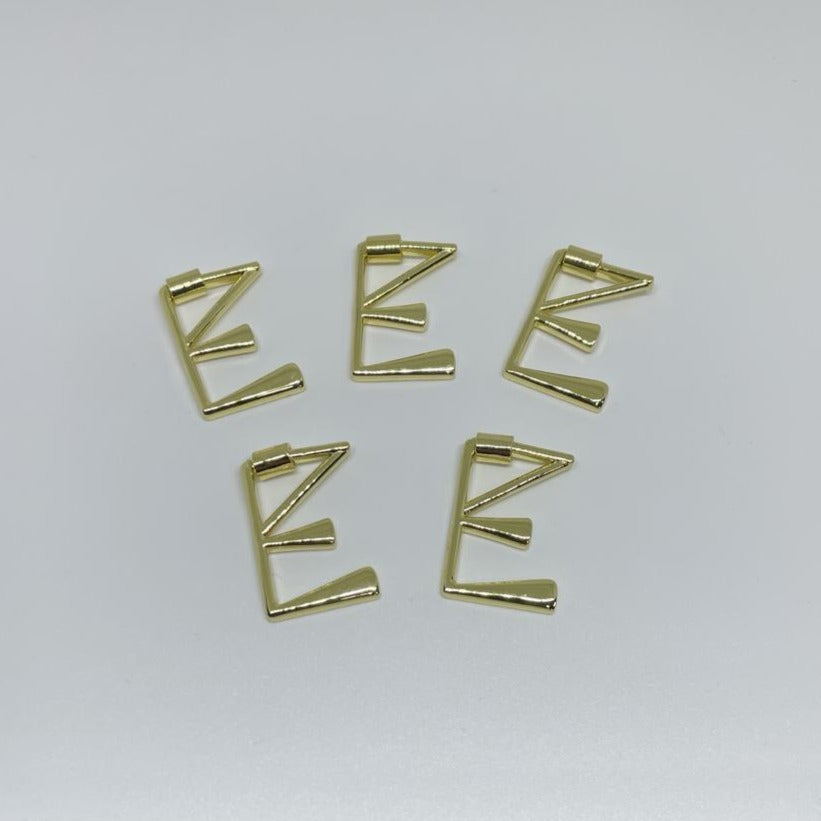 BR01 - BROCHES FORMA DE LETRA