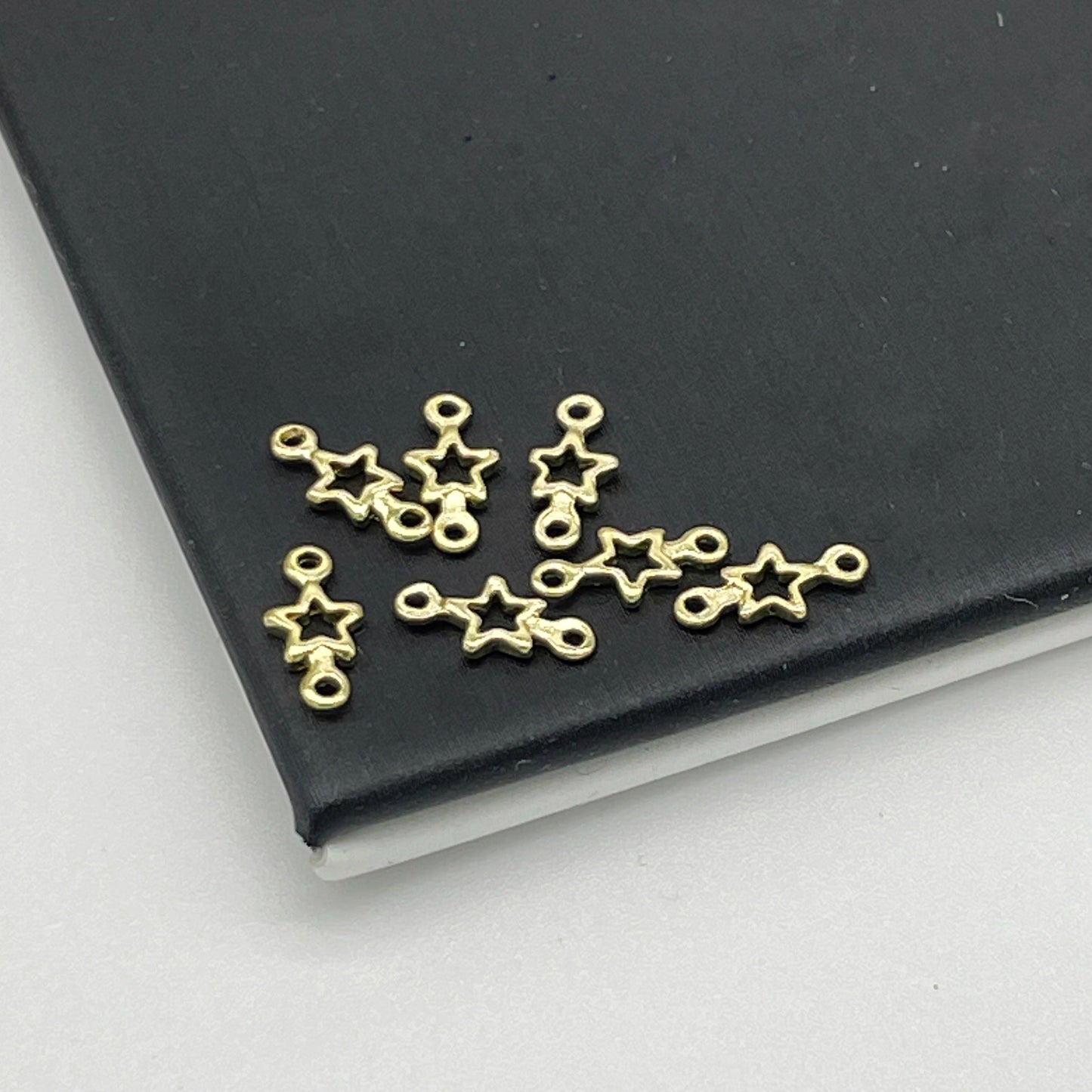 CONECTOR FORMA ESTRELLA PEQUEÑA DORADA