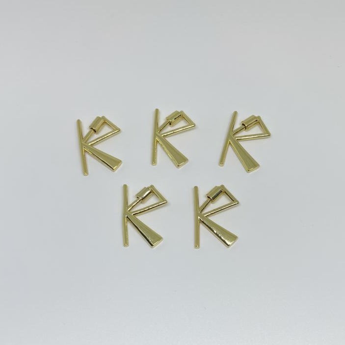 BR01 - BROCHES FORMA DE LETRA