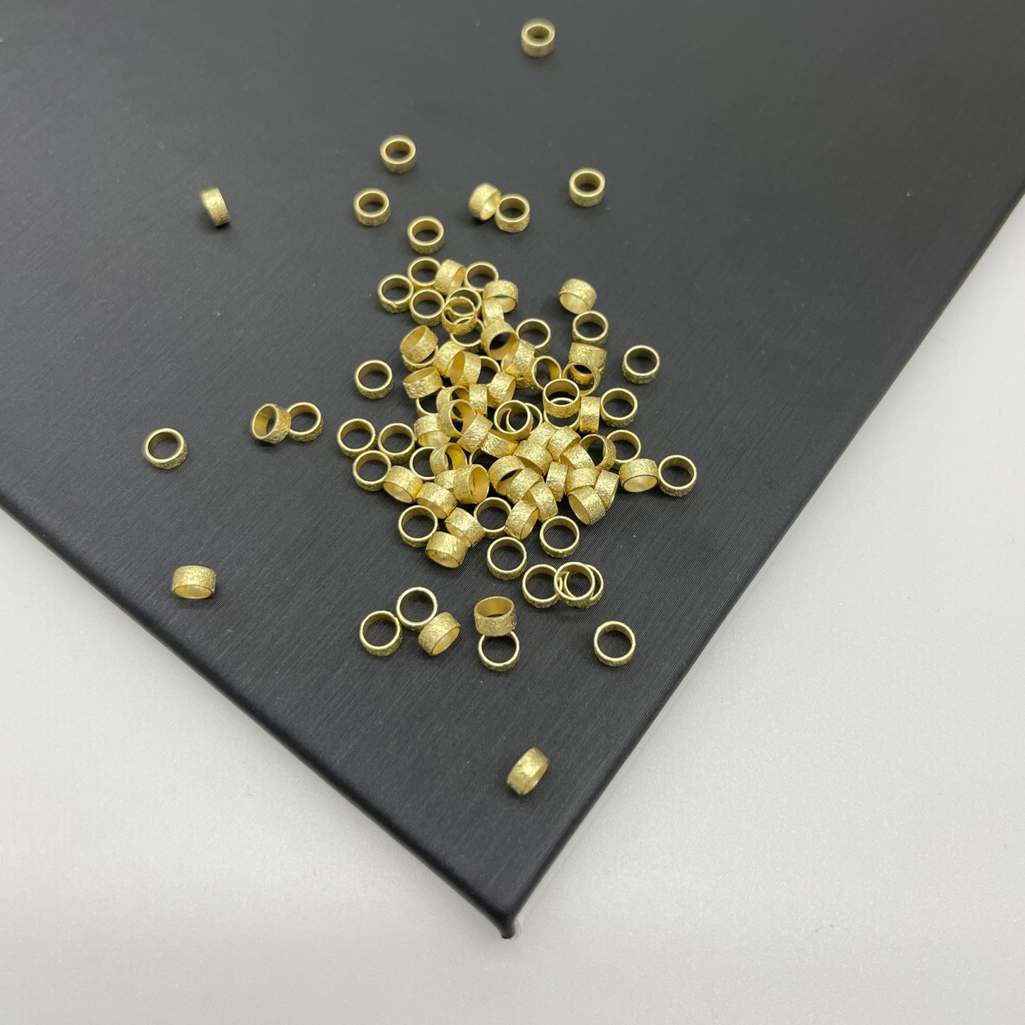 MOSTACILLA TUBO LIJADA 2 x 4 MM DORADAS